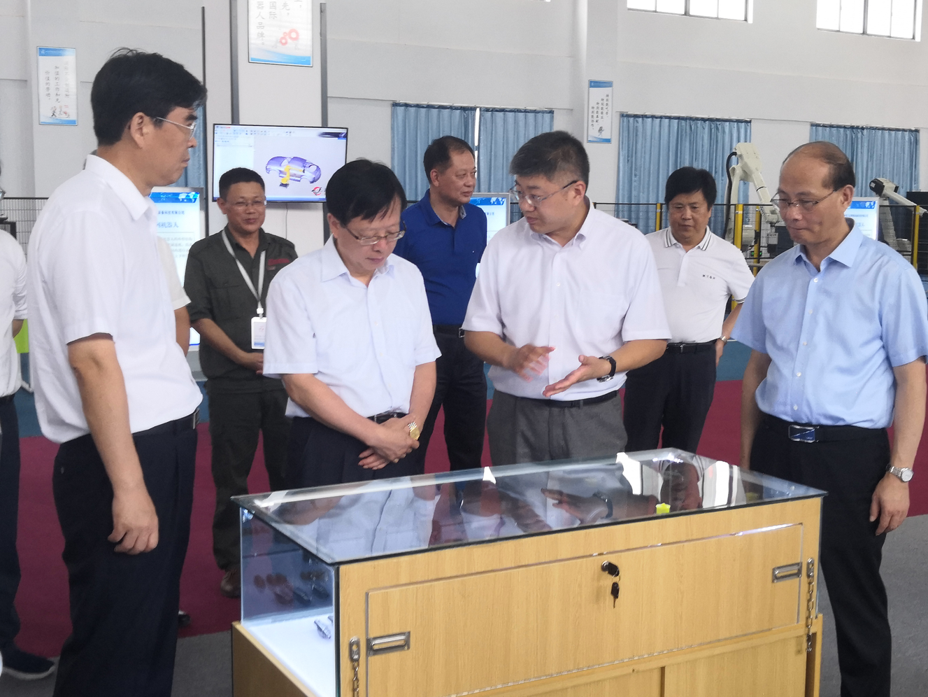 Ding Xuedong, member of the Central Committee of the Communist Party of China and executive deputy secretary-general of the State Council, visited the company for research and guidance